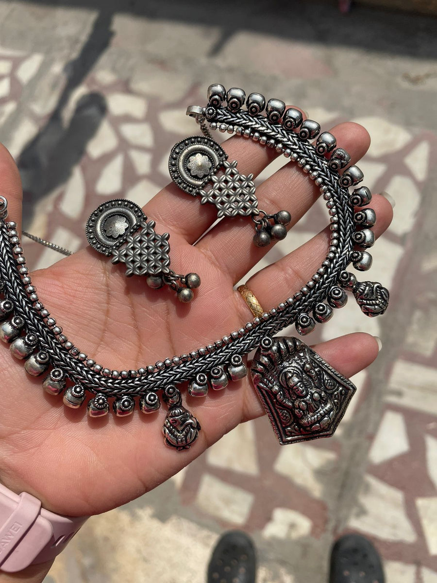 Temple choker